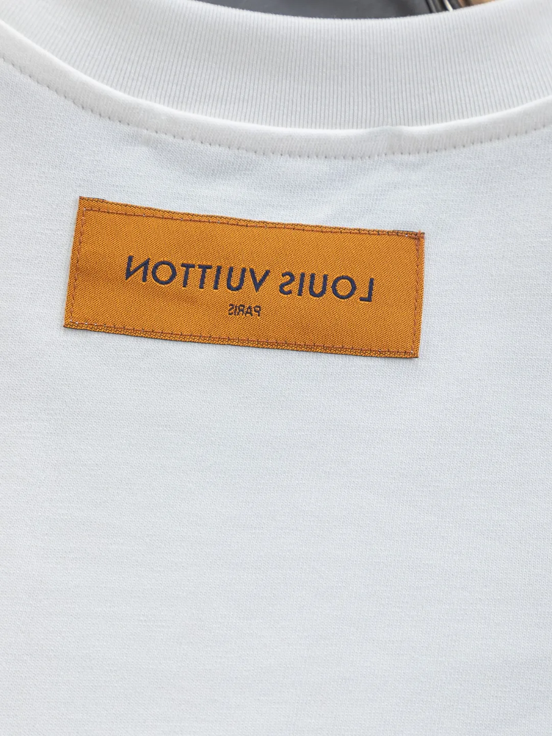 🅿️190 Louis Vuitton 1V LV lv slightly wide version S-XL LV 26ss new products are available at counters simultaneously. Multiple craftsmanship. Gold thread jacquard checkerboard letters on the chest🪡 embroidery. Round neck short-sleeved T-shirt, same style for men and women! Consigned to one-to-one creation. Synchronized with the official website, pure cotton fabrics at the counter! It is close to the skin and comfortable, durable and easy to wear. It has a classic and simple logo design and meticulous original craftsmanship. Short-sleeves, a must-have item for men, do not appear to be the same for the general public, but must be unique and eye-catching. This LV short-sleeve is all about quality, comfort, the same shape and fashion as always, including fabrics and cutting techniques. All of them have been made with great effort! 320 grams of washed pure cotton fabric, pure cotton is breathable, very refreshing and comfortable for daily wear. The rib knitting on the neckline is smooth and tight, and the neckline will not be skewed if you toss it at will. The loose version, you will find that it looks really good on the upper body. The overall is minimalist and neat, super versatile for daily use! Pair it casually with a pair of pants for a youthful look. A T-shirt will make your outfit crazy. It is a fashionable item that can never go wrong! Color: Black White Size: S-XL Size chart: S: Shoulder width 50-Bust 56-Length 70 M: Shoulder width 52-Bust 57-Length 72 L: Shoulder width 54-Bust 59-Length 74 XL: Shoulder width 56-Bust 62-Length 76